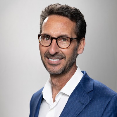 Bruce Edlund_Photo Portrait of a man in a blue suit and glasses at Treasury 360°
